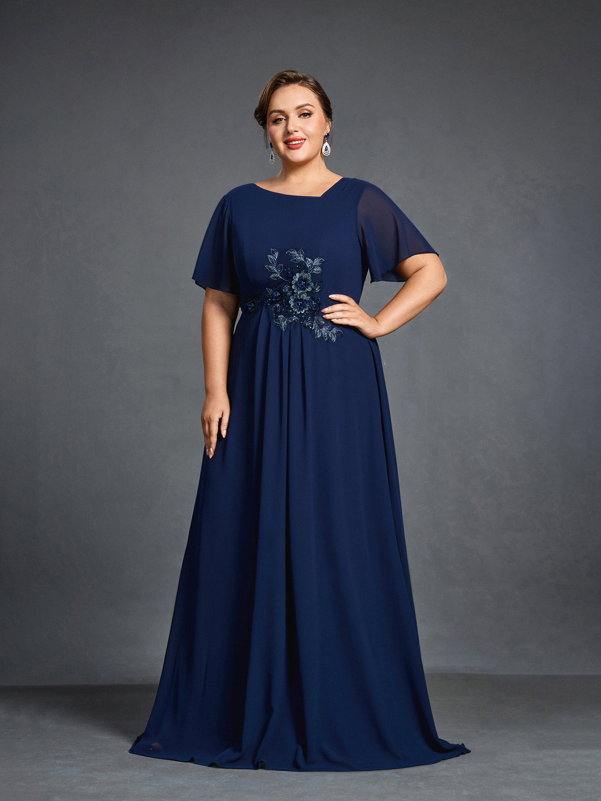 Plus Womens' Chiffon Evening Gown with Floral Appliqué Detailing – Elegant Boat Neck & Cinched Waist Formal Dress for Mothers of the Bride